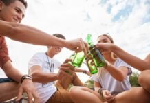 Estudio revela que los jóvenes colombianos consumen menos alcohol que otras generaciones. Te contamos por qué