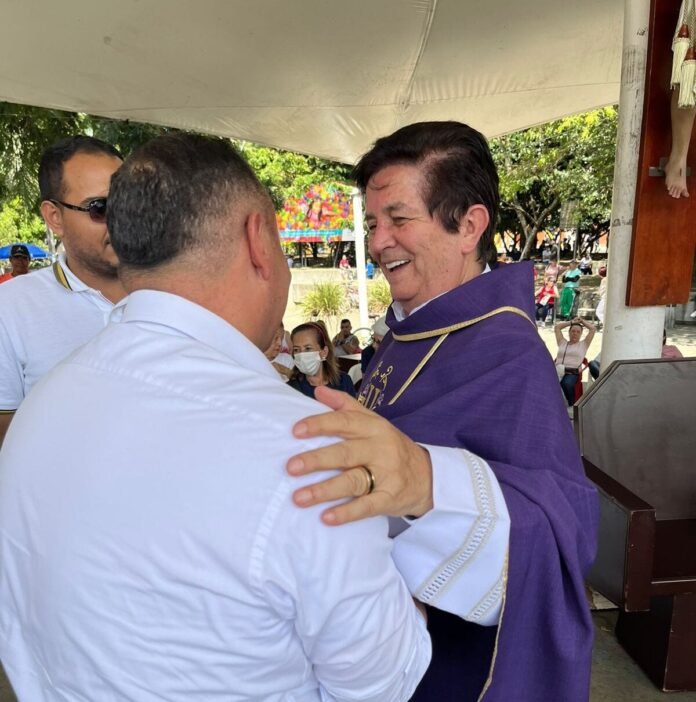 El padre Nevardo Cataño